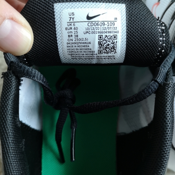 Nike AIR MAX PLUS GS 'PLATINUM BLACK RED - Picture 4 of 4